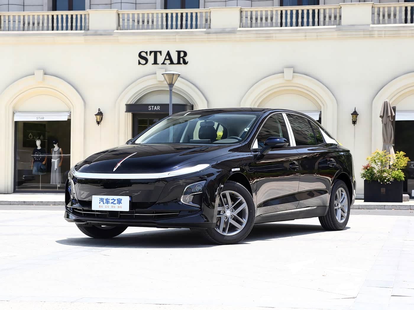 Hongqi E-QM5 500 Travel Edition 2025