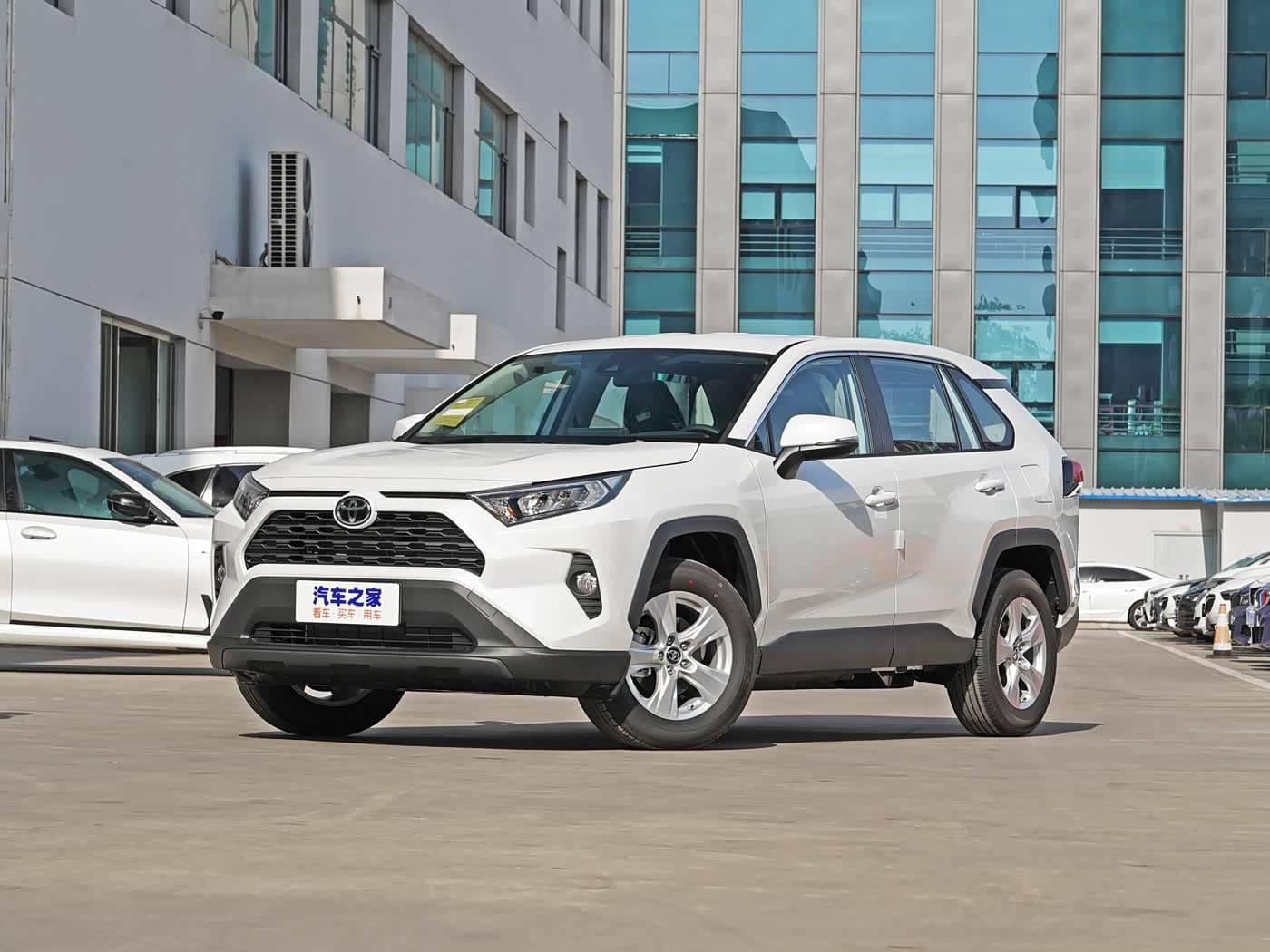Toyota RAV4 2026 2.0L AWD Luxury (White/Black)